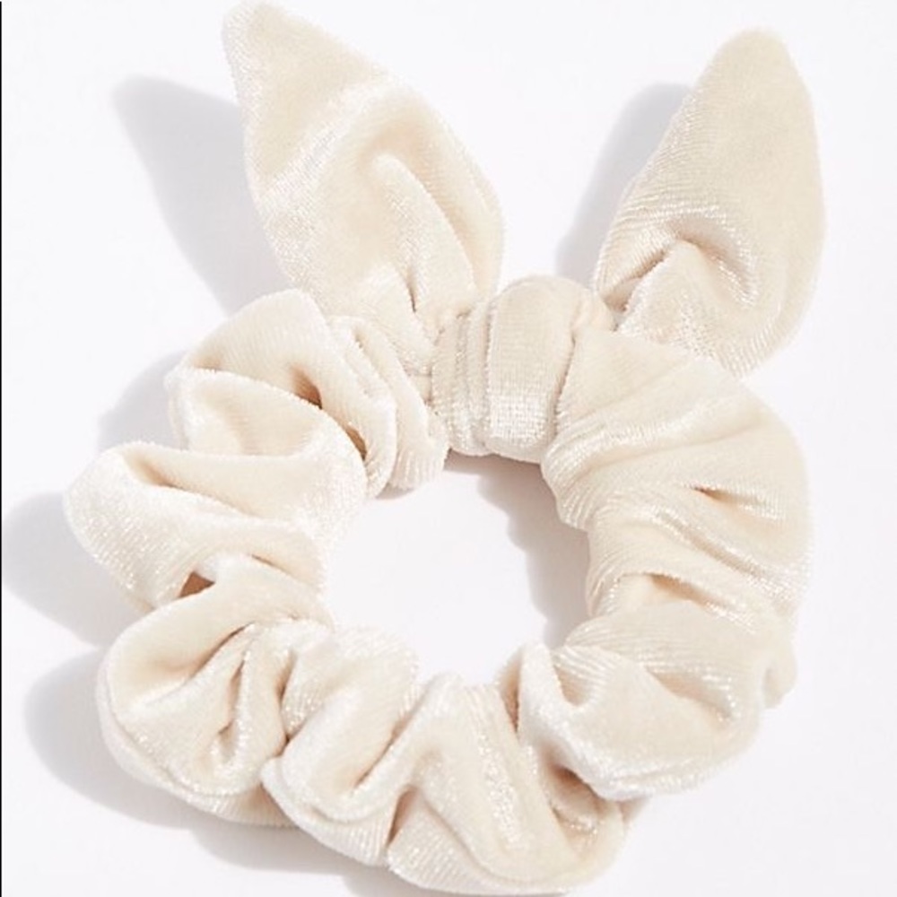 ivory velvet scrunchie with knot :)